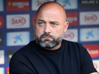 Manolo Gonzalez coaches during the match between RCD Espanyol and Deportivo Alaves, corresponding to week 5 of LaLiga EA Sports, at the RCDE...