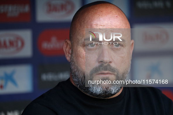 Manolo Gonzalez coaches during the match between RCD Espanyol and Deportivo Alaves, corresponding to week 5 of LaLiga EA Sports, at the RCDE...