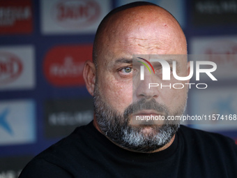 Manolo Gonzalez coaches during the match between RCD Espanyol and Deportivo Alaves, corresponding to week 5 of LaLiga EA Sports, at the RCDE...