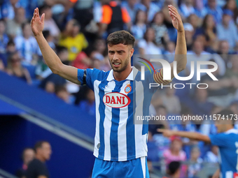 Javi Puado plays during the match between RCD Espanyol and Deportivo Alaves, corresponding to week 5 of LaLiga EA Sports, at the RCDE Stadiu...