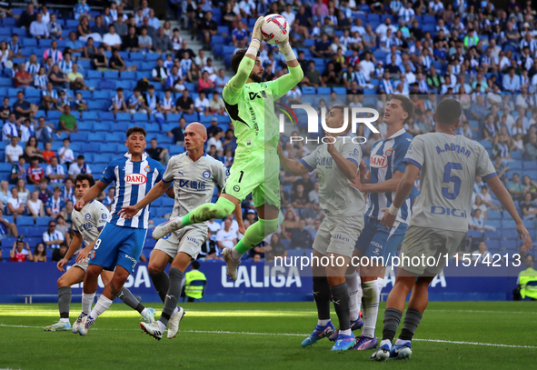 Antonio Sivera plays during the match between RCD Espanyol and Deportivo Alaves, corresponding to week 5 of LaLiga EA Sports, at the RCDE St...