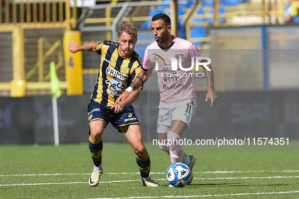 Marco Bellich of SS Juve Stabia competes for the ball with Roberto Insigne of Palermo FC during the Serie B match between SS Juve Stabia and...