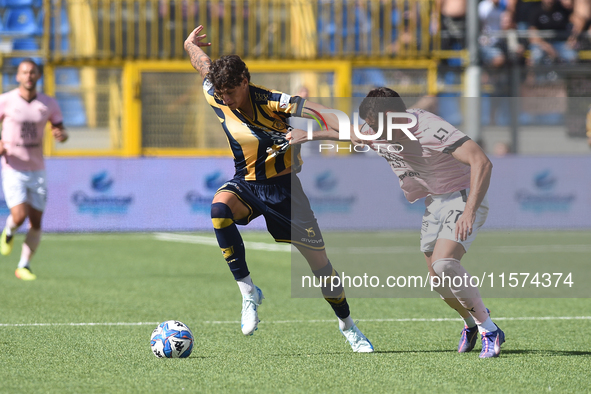 Niccolo Pierozzi of Palermo FC competes for the ball with Romano Floriani of SS Juve Stabia during the Serie B match between SS Juve Stabia...