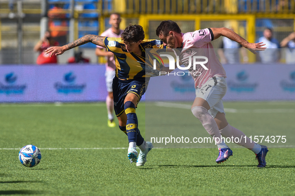 Niccolo Pierozzi of Palermo FC competes for the ball with Romano Floriani of SS Juve Stabia during the Serie B match between SS Juve Stabia...