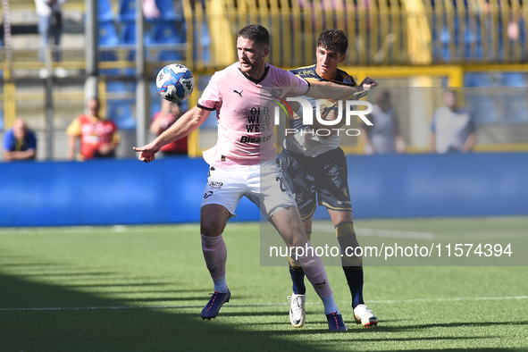 Marco Ruggero of SS Juve Stabia competes for the ball with Thomas Henry of Palermo FC during the Serie B match between SS Juve Stabia and Pa...