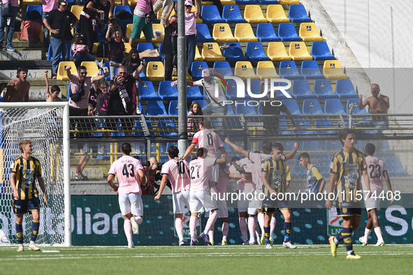 Thomas Henry of Palermo FC celebrates with team mates after scoring during the Serie B match between SS Juve Stabia and Palermo FC at Stadio...