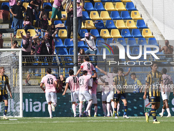 Thomas Henry of Palermo FC celebrates with team mates after scoring during the Serie B match between SS Juve Stabia and Palermo FC at Stadio...