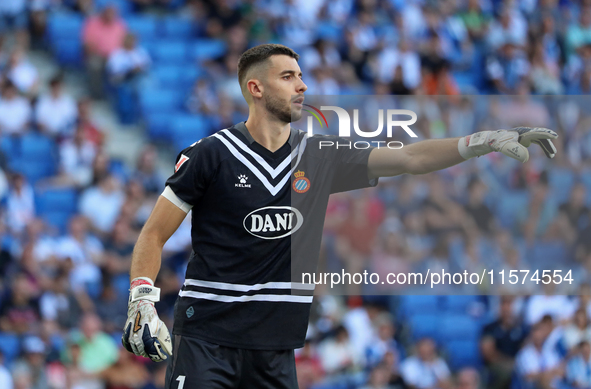 Joan Garcia plays during the match between RCD Espanyol and Deportivo Alaves, corresponding to week 5 of LaLiga EA Sports, at the RCDE Stadi...