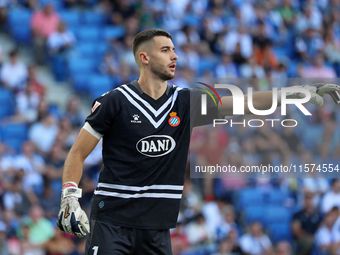 Joan Garcia plays during the match between RCD Espanyol and Deportivo Alaves, corresponding to week 5 of LaLiga EA Sports, at the RCDE Stadi...