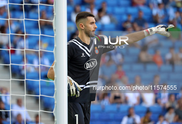 Joan Garcia plays during the match between RCD Espanyol and Deportivo Alaves, corresponding to week 5 of LaLiga EA Sports, at the RCDE Stadi...