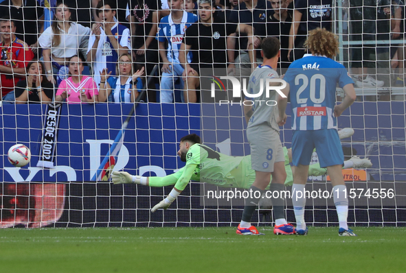 Antonio Sivera plays during the match between RCD Espanyol and Deportivo Alaves, corresponding to week 5 of LaLiga EA Sports, at the RCDE St...