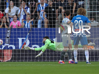 Antonio Sivera plays during the match between RCD Espanyol and Deportivo Alaves, corresponding to week 5 of LaLiga EA Sports, at the RCDE St...