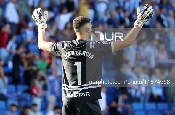 Joan Garcia plays during the match between RCD Espanyol and Deportivo Alaves, corresponding to week 5 of LaLiga EA Sports, at the RCDE Stadi...