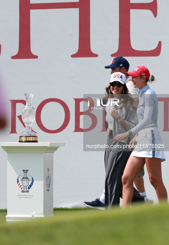 GAINESVILLE, VIRGINIA - SEPTEMBER 14: Nelly Korda of the United States walks with America actress Jessica Alba at the first tee during Day T...