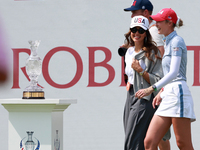 GAINESVILLE, VIRGINIA - SEPTEMBER 14: Nelly Korda of the United States walks with America actress Jessica Alba at the first tee during Day T...