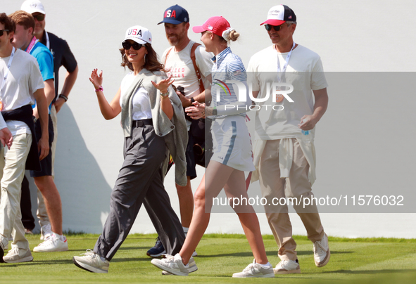 GAINESVILLE, VIRGINIA - SEPTEMBER 14: Nelly Korda of the United States walks with America actress Jessica Alba at the first tee during Day T...