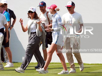 GAINESVILLE, VIRGINIA - SEPTEMBER 14: Nelly Korda of the United States walks with America actress Jessica Alba at the first tee during Day T...