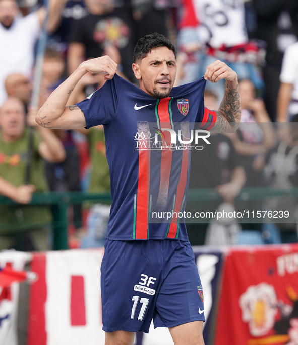 Tommaso D'Orazio of Cosenza celebrates a goal during the Serie B match between Cosenza and Sampdoria at the Stadio ''Gigi Marulla'' in Cosen...