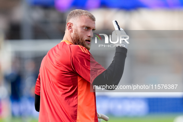 Michele Di Gregorio of Juventus FC gestures during the Serie A Enilive match between Empoli FC and Juventus FC at Stadio Carlo Castellani on...