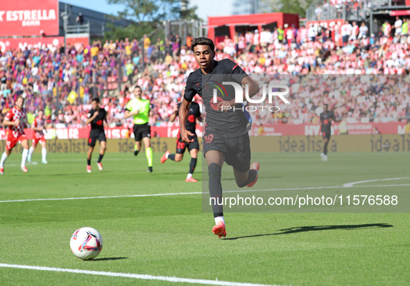 Lamine Yamal plays during the match between Girona FC and FC Barcelona, corresponding to week 5 of LaLiga EA Sports, at the Montilivi Stadiu...