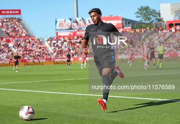 Lamine Yamal plays during the match between Girona FC and FC Barcelona, corresponding to week 5 of LaLiga EA Sports, at the Montilivi Stadiu...