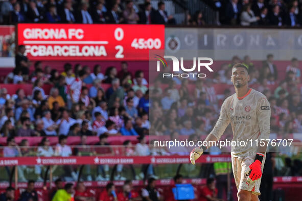 Paulo Gazzaniga of Girona during the La Liga EA SPORTS match against FC Barcelona on September 15, 2024 