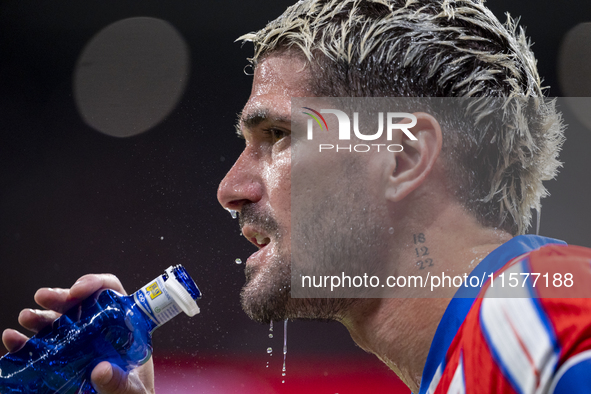 Rodrigo De Paul of Atletico de Madrid hydrates before the La Liga EA Sports 2024/25 football match between Atletico Madrid and Valencia CF a...