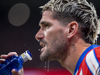 Rodrigo De Paul of Atletico de Madrid hydrates before the La Liga EA Sports 2024/25 football match between Atletico Madrid and Valencia CF a...