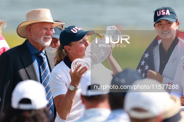 GAINESVILLE, VIRGINIA - SEPTEMBER 15: Captain Stacy Lewis of the United States kisses the trophy after winning the Solheim Cup at Robert Tre...