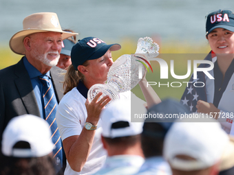 GAINESVILLE, VIRGINIA - SEPTEMBER 15: Captain Stacy Lewis of the United States kisses the trophy after winning the Solheim Cup at Robert Tre...