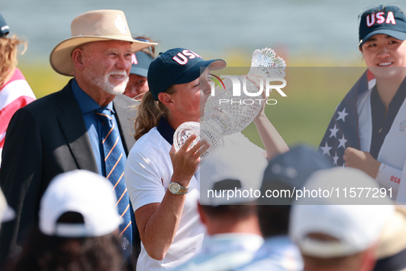 GAINESVILLE, VIRGINIA - SEPTEMBER 15: Captain Stacy Lewis of the United States kisses the trophy after winning the Solheim Cup at Robert Tre...