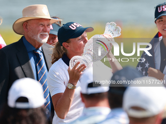 GAINESVILLE, VIRGINIA - SEPTEMBER 15: Captain Stacy Lewis of the United States kisses the trophy after winning the Solheim Cup at Robert Tre...