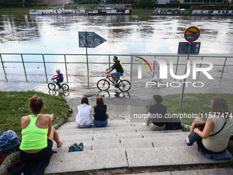 People watch a flood-wave peak after heavy rainfall  rised  the level of the Vistula River flooding a part of the boulvards in Krakow, Polan...