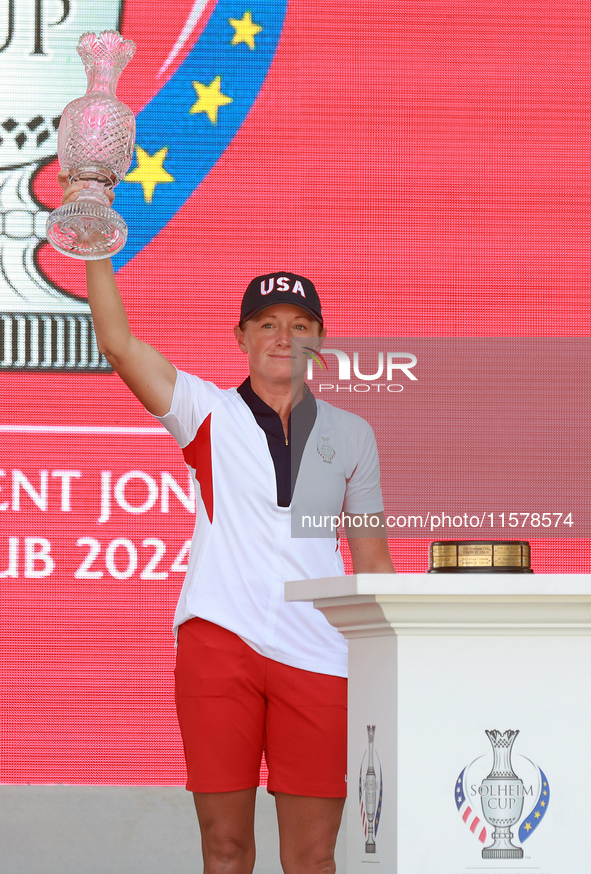 GAINESVILLE, VIRGINIA - SEPTEMBER 15: Captain Stacy Lewis of the United States raises the trophy during the awards ceremony on the Great Law...