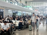 A large number of tourists prepare to travel at Chengdu East Railway Station on the first day of the Mid-Autumn Festival holiday in Chengdu,...