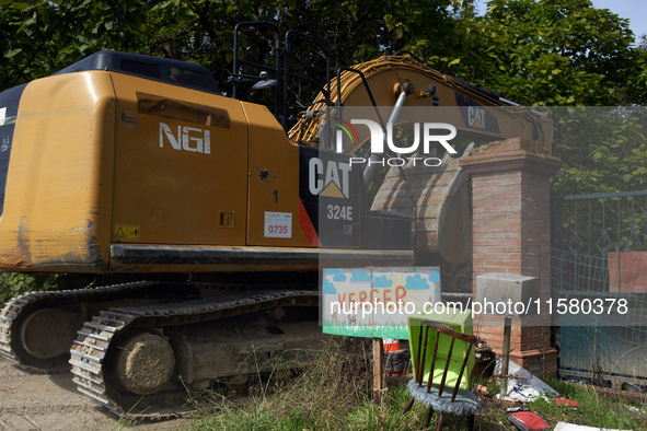 An excavator enters the 'Verger' ZAD to destroy it. After months of negotiations and pressures from NGE/Atosca, and two incendiary attacks,...