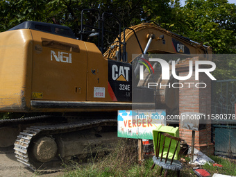 An excavator enters the 'Verger' ZAD to destroy it. After months of negotiations and pressures from NGE/Atosca, and two incendiary attacks,...