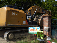 An excavator enters the 'Verger' ZAD to destroy it. After months of negotiations and pressures from NGE/Atosca, and two incendiary attacks,...