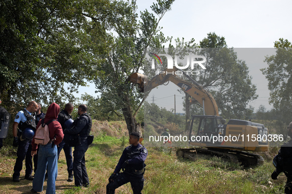 The driver of the excavator pushes a tree and tears it off. After months of negotiations and pressures from NGE/Atosca, and two attacks by i...