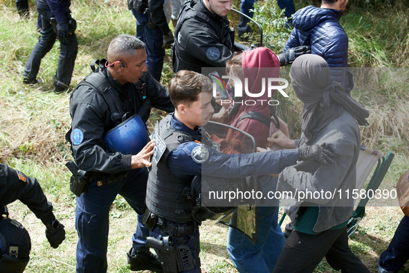 Gendarmes push away zadists. After months of negotiations and pressures from NGE/Atosca, and two attacks by incendiaries, Alexandra, the ten...