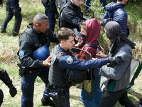 Gendarmes push away zadists. After months of negotiations and pressures from NGE/Atosca, and two attacks by incendiaries, Alexandra, the ten...