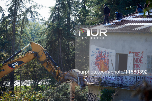 The excavator destroys the balcony of the 'Verger' house even though people stand on the roof of the house. After months of negotiations and...