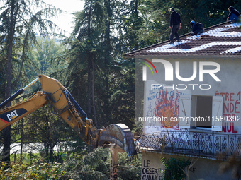 The excavator destroys the balcony of the 'Verger' house even though people stand on the roof of the house. After months of negotiations and...