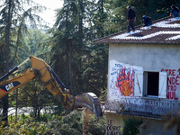 The excavator destroys the balcony of the 'Verger' house even though people stand on the roof of the house. After months of negotiations and...