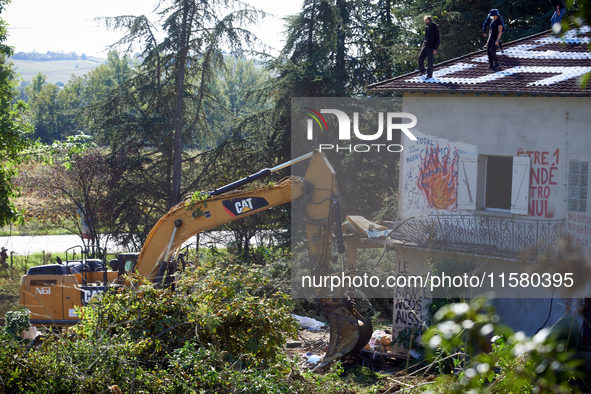 The excavator destroys the balcony of the 'Verger' house even though people stand on the roof of the house. After months of negotiations and...