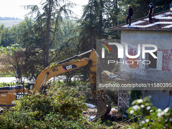 The excavator destroys the balcony of the 'Verger' house even though people stand on the roof of the house. After months of negotiations and...