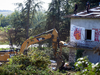 The excavator destroys the balcony of the 'Verger' house even though people stand on the roof of the house. After months of negotiations and...