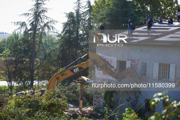 The excavator destroys the balcony of the 'Verger' house even though people stand on the roof of the house. After months of negotiations and...