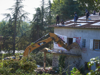 The excavator destroys the balcony of the 'Verger' house even though people stand on the roof of the house. After months of negotiations and...