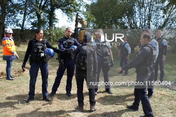 A Zadiste speaks to Gendarmes. After months of negotiations and pressures from NGE/Atosca, and two incendiary attacks, Alexandra, the tenant...